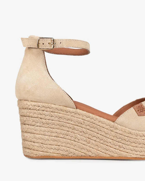 CUÑA BAJA CANTALAR SERRAJE BEIGE CON HEBILLA - Imagen 6