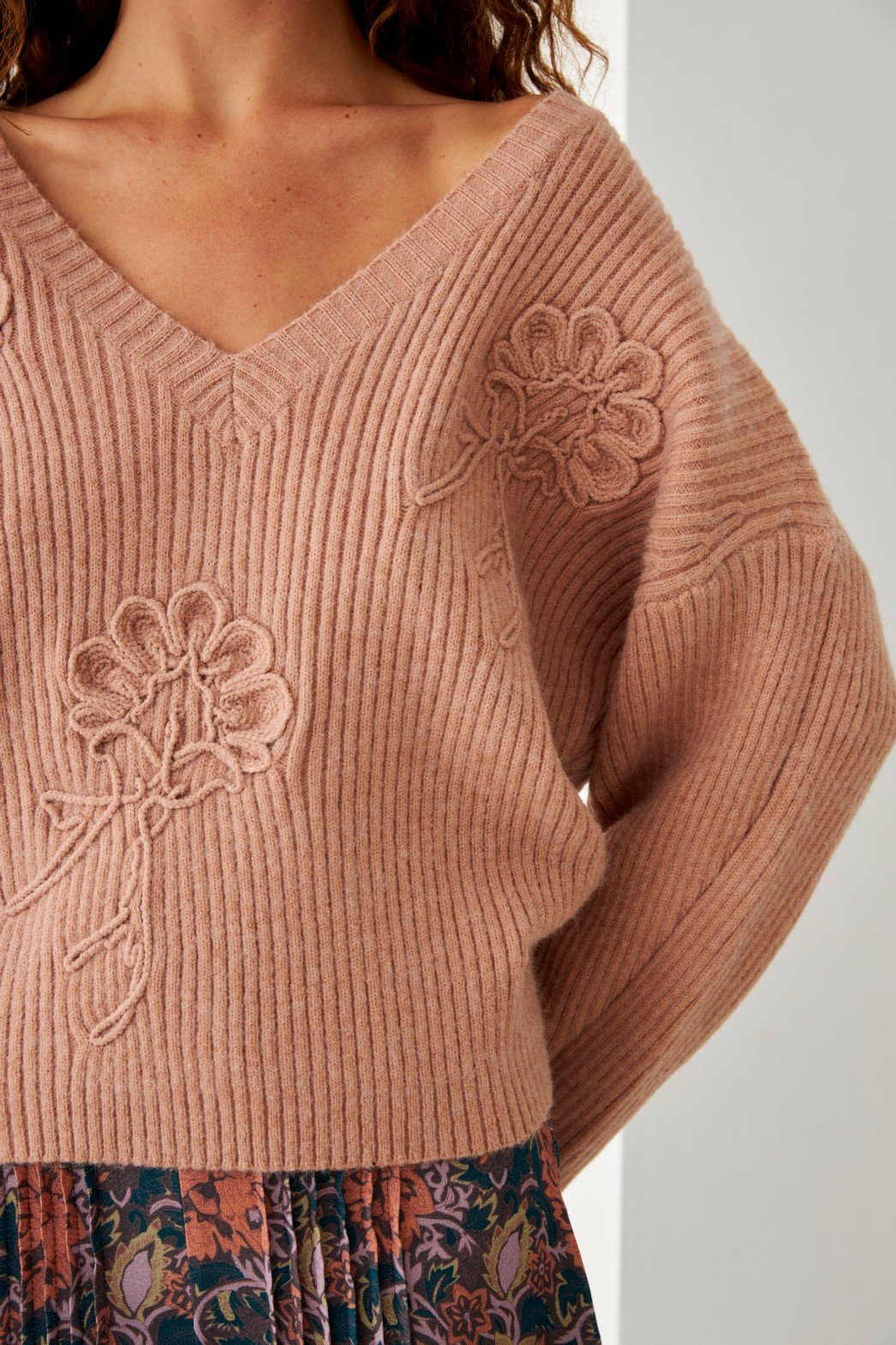 Jersey - Jersey JERSEY PICO CON BORDADO FLORES AL TONO - Imagen 4