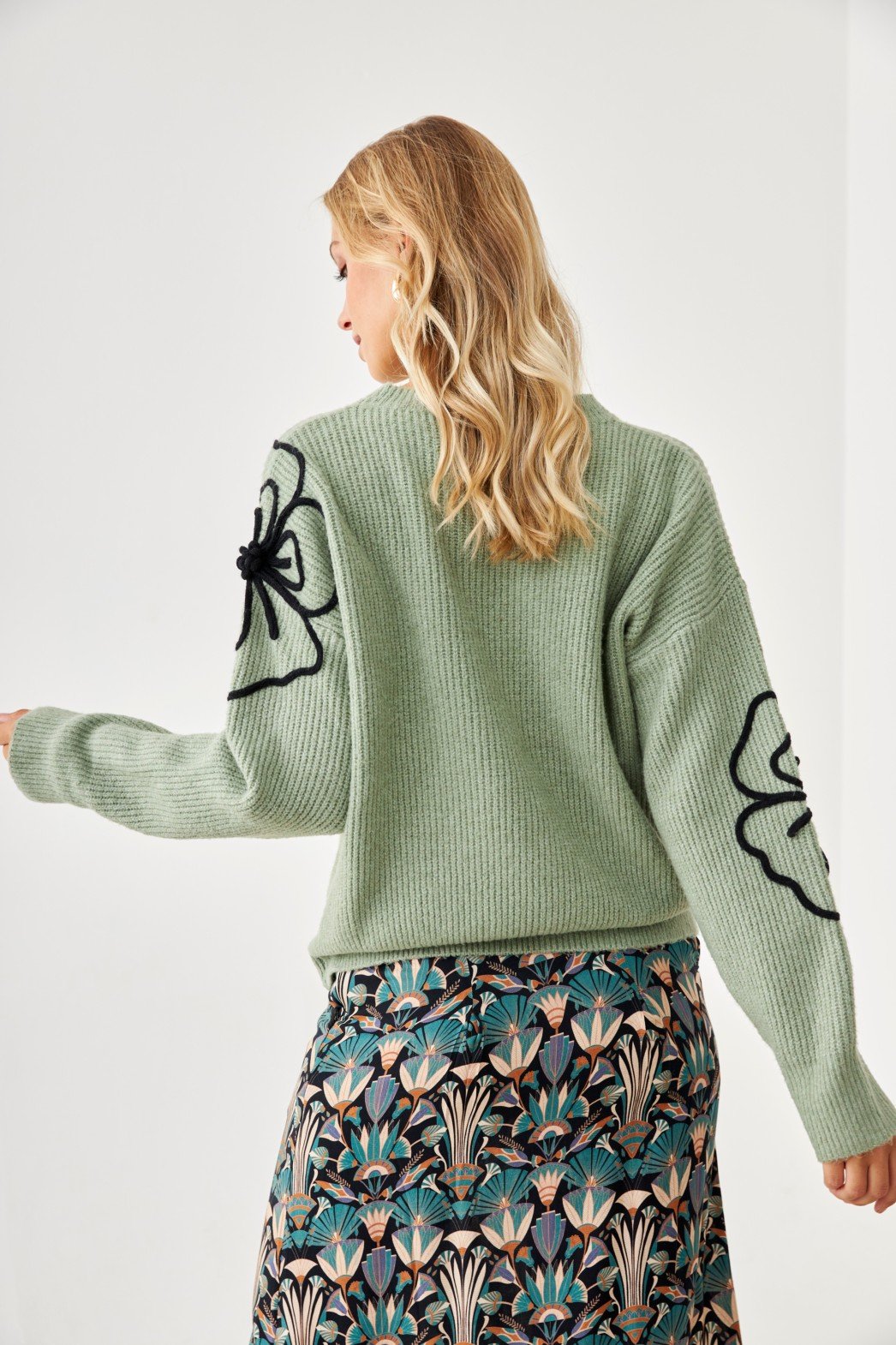 Jersey - Jersey JERSEY CUELLO REDONDO CON BORDADO FLORES CONTRASTE EN MANGAS - Imagen 4